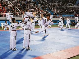 De manteles largos. La Academia Gyo Kwon celebró 20 años de formar taekwondoínes. EL INFORMADOR/F. Romero