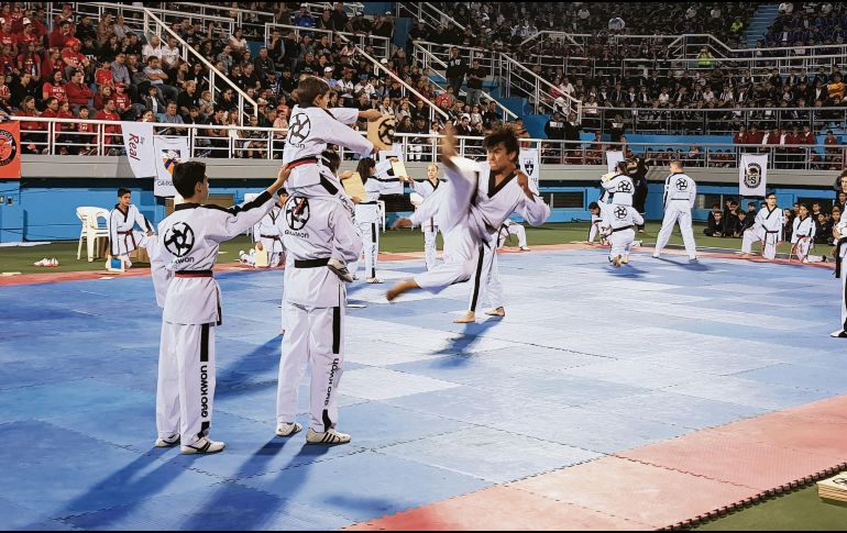 De manteles largos. La Academia Gyo Kwon celebró 20 años de formar taekwondoínes. EL INFORMADOR/F. Romero