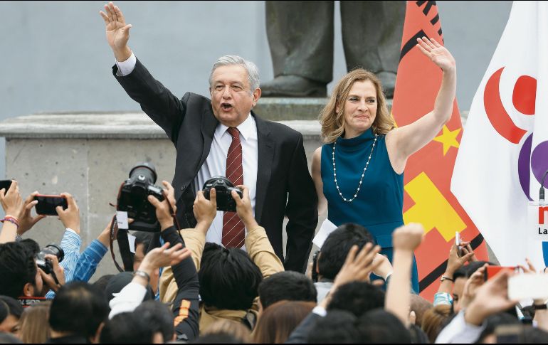 El mismo día que el INE anunció que sólo Margarita Zavala alcanzó las firmas necesarias para estar en la boleta, Andrés Manuel López Obrador, acompañado de su esposa, registró su candidatura y mostró “músculo” a las afueras del organismo electoral. EFE