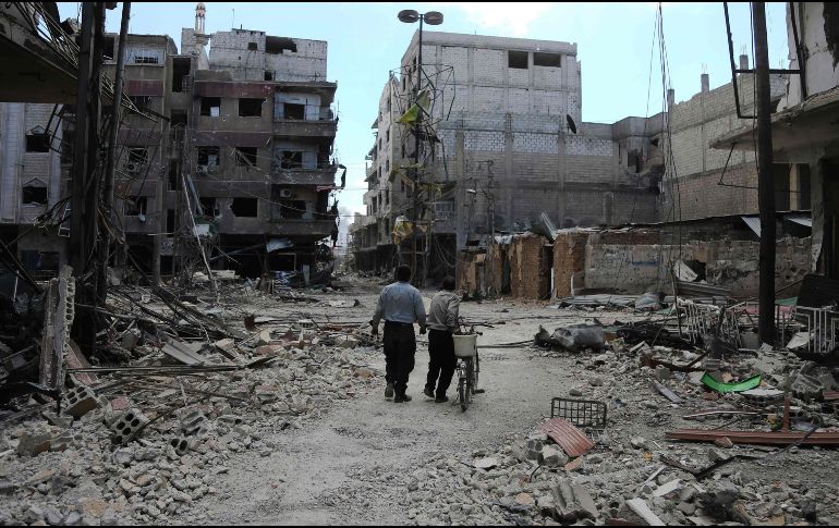 Aseguran que los aparatos de guerra tuvieron como objetivo los civiles que huían de sus hogares en Zamalka hacia la población de Haza. AFP/A. Eassa