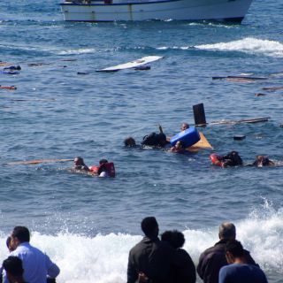 Naufragio en costas griegas deja 14 muertos