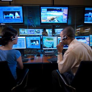 Facebook suspende empresa analítica de Trump por robarle datos