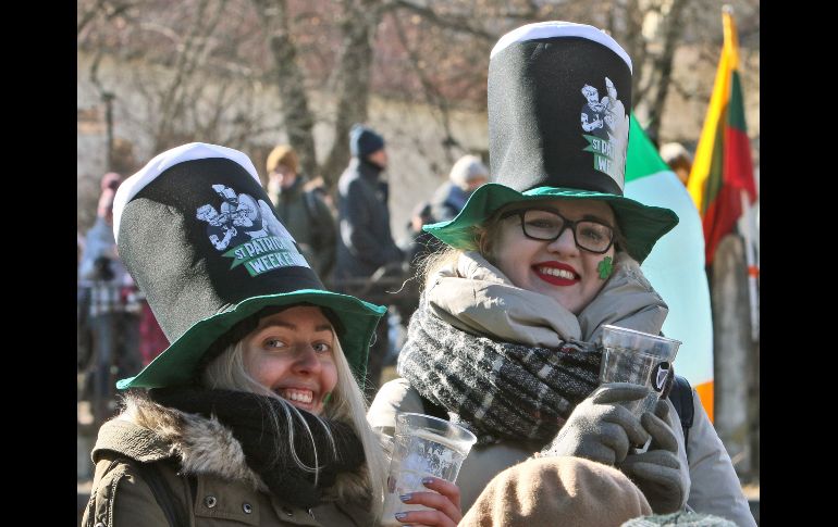 Mujeres que usan sombreros verdes en la celebración del día de San Patricio.