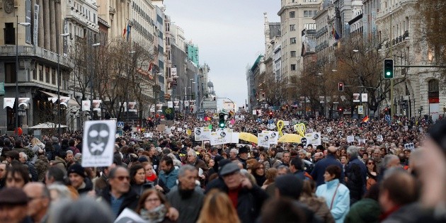 Protestan miles de jubilados en Espa&ntilde;a para exigir "pensiones dignas"