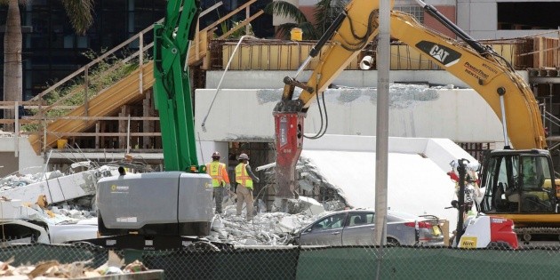 Ingeniero advirti&oacute; de grietas en el puente peatonal de Florida