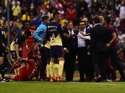 Miguel Herrera y Hernán Cristante salieron expulsados al minuto 70, luego de una discusión entre ambos que derivó en empujones e insultos. AFP/P. Pardo