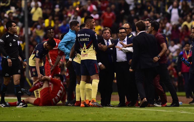 Miguel Herrera y Hernán Cristante salieron expulsados al minuto 70, luego de una discusión entre ambos que derivó en empujones e insultos. AFP/P. Pardo