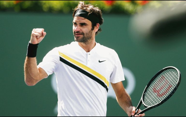 El número uno del mundo, Roger Federer, celebra tras derrotar al croata Borna Coric para conseguir su pase a la Final del primer Masters del año. EFE