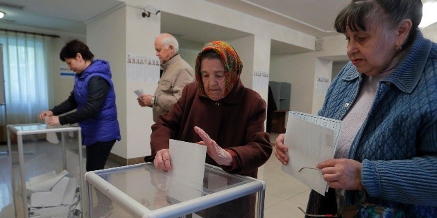 Abren los colegios electorales en Mosc&uacute;
