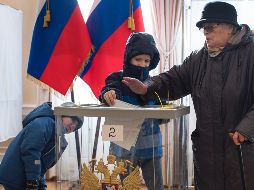 Los rusos han salido a votar pese a las gélidas temperaturas que reinan este domingo en la capital rusa. AP / M. Kulbis