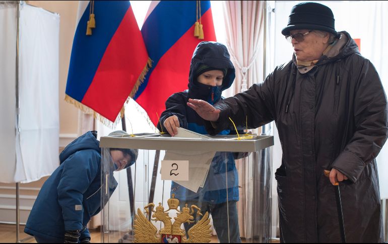 Los rusos han salido a votar pese a las gélidas temperaturas que reinan este domingo en la capital rusa. AP / M. Kulbis