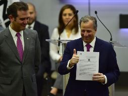 Meade muestra su registro como candidato ante el INE. AFP / P. Pardo