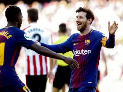 Messi (D) celebra su gol con Dembélé (I), que puso la asistencia para el argentino. EFE/Q. García