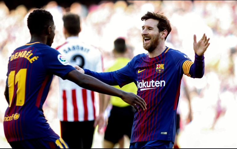 Messi (D) celebra su gol con Dembélé (I), que puso la asistencia para el argentino. EFE/Q. García