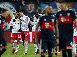 Los jugadores del Leipzig celebran el triunfo ante la incredulidad de los futbolistas del Bayern. EFE/F. Trueba