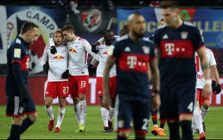 Los jugadores del Leipzig celebran el triunfo ante la incredulidad de los futbolistas del Bayern. EFE/F. Trueba