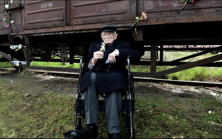 Moshe Aelion, sobreviviente del Holocausto, posa frente a un tren en Tesalónica, Greica, en la conmemoración de la salida del primer tren de esta ciudad rumbo al campo de concentración de Auschwitz, ocurrida el 15 de marzo de 1943. AFP/S, Mitrolidis