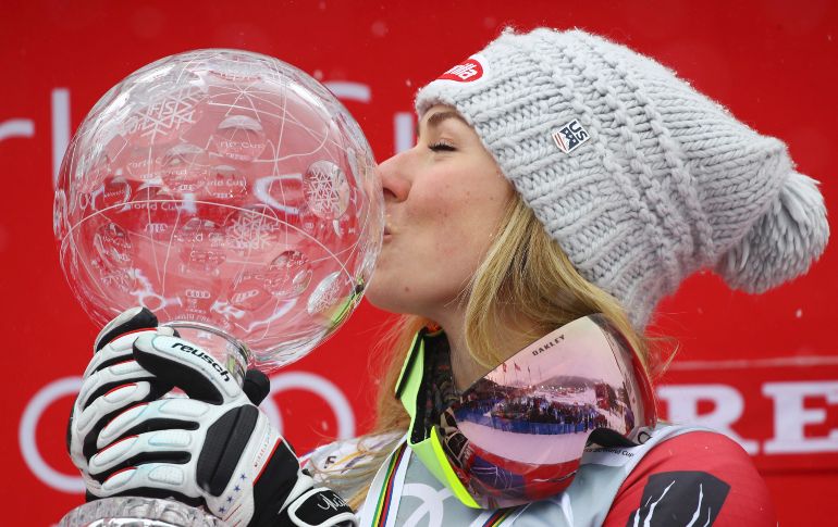 La estadounidense Mikaela Shiffrin besa el globo de Cristal que obtuvo como ganadora general de la Copa del Mundo de esquí alpino, disputada en Are, Suecia. AP/M. Trovati