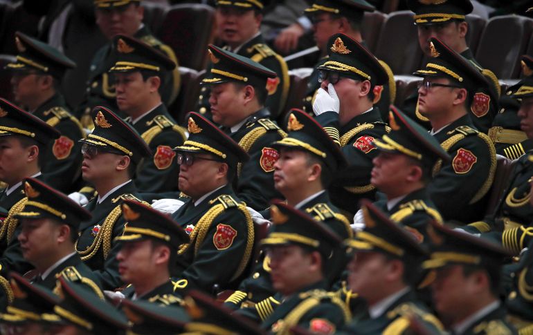 Un integrante de una banda militar de música bosteza durante una ceremonia de toma de protesta en la plenaria  de la Asamblea Nacional Popular en Pekín, China. Los legisladores reeligieron a Li Keqiang como primer ministro. AP/A. Wong