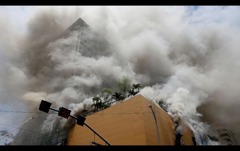 Un incendio envuelve un hotel y casino en Manila, Filipinas. Más de 300 huéspedes fueron evacuados. AP/B. Marquez