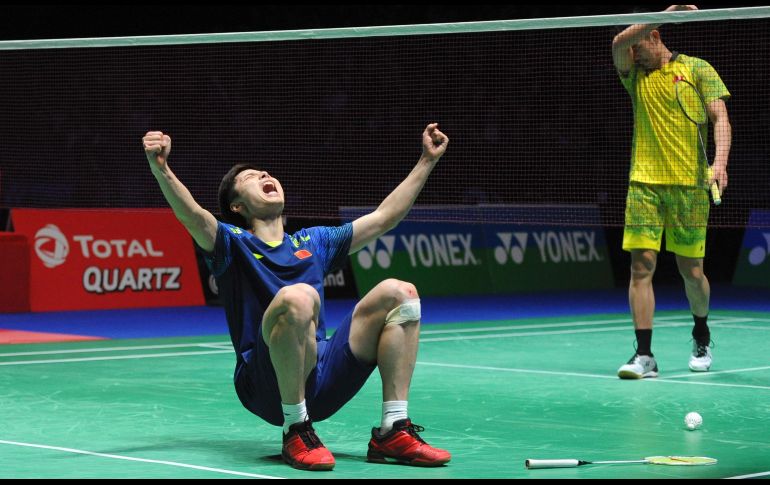 El chino Shi Yuqi reacciona tras ganar en la final individual del torneo de bádminton All England en Birmingham, Inglaterra. AP/R. Vieira