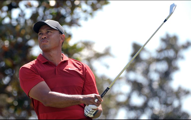 El golfista estadounidense Tiger Woods observa su tiro en el marco de la ronda final del torneo Arnold Palmer Invitational en Orlando, Florida. AP/P. Ebenhack