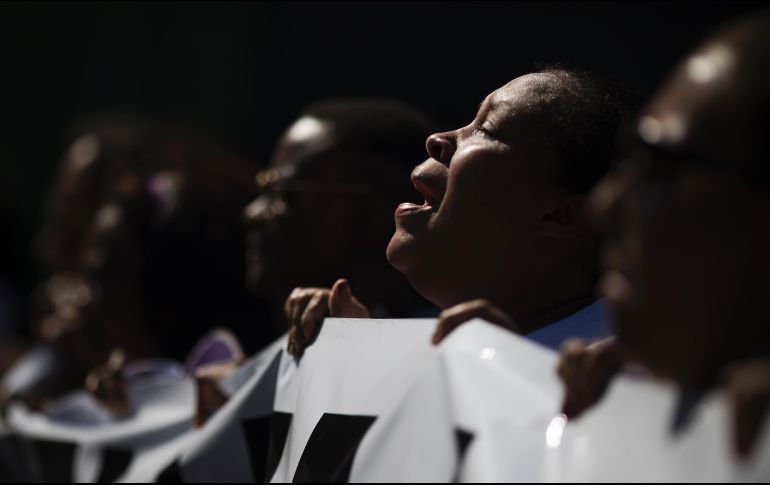 Manifestantes gritan: 