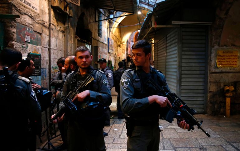 Un dispositivo se despliega en en la Ciudad Vieja de Jerusalén, en un punto donde un guarda de seguridad israelí fue herido en un apuñalamiento y su atacante palestino fue abatido por la Policía. AFP/A. Gharabli