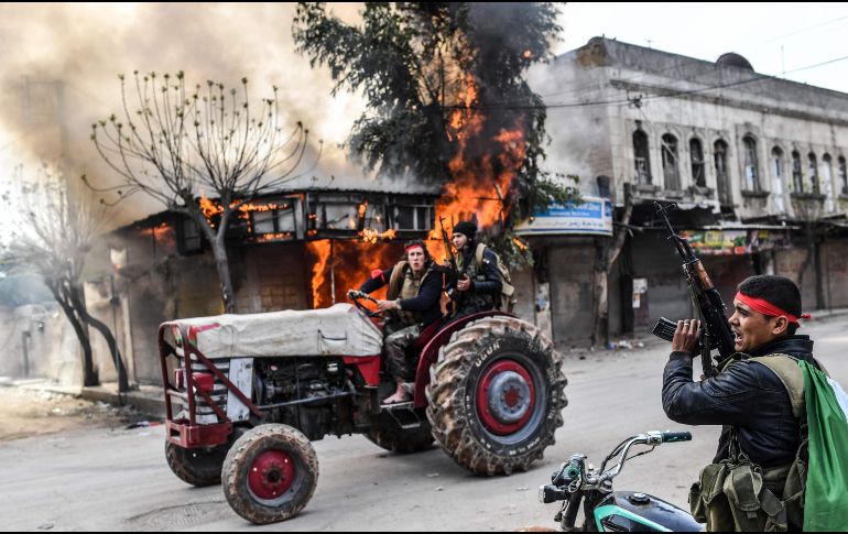Rebeldes sirios se pasean victoriosos por Afrin, luego de que las fuerzas turcas y sus aliados sirios tomaron el domingo la ciudad siria. AFP/B. Kilic