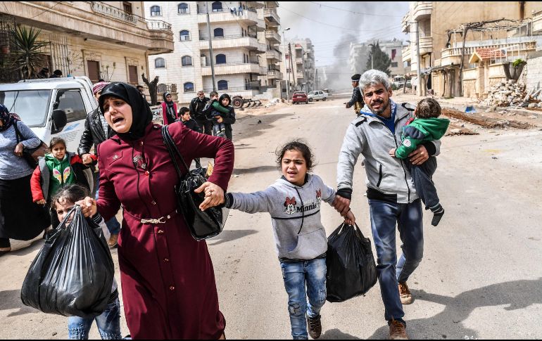 Habitantes huyen de las explosiones en la ciudad. AFP/B. Kilic