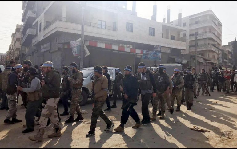 Horas después de su entrada, las fuerzas turcas y sus aliados sirios se desplegaron en todos los barrios de la ciudad. AP/DHA-Depo Photos