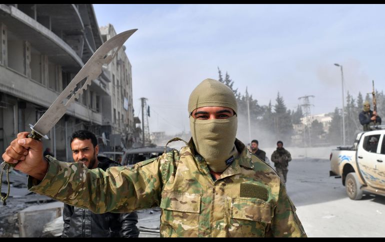 Un combatiente sirio levanta una daga. Según la oenegé Observatorio Sirio de los Derechos Humanos, más de mil 500 combatientes kurdos murieron desde que comenzó la ofensiva contra Afrin, y los aliados de Turquía sufrieron 400 bajas. AFP/B. Kilic