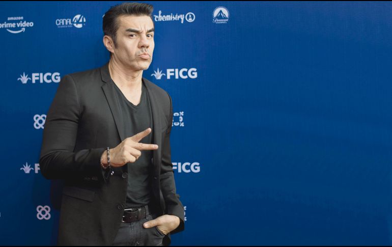 Adrián Uribe. El actor posa a su paso por la alfombra roja del estreno de “Tuya, mía… Te la apuesto”. ESPECIAL/FICG
