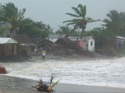 A través de redes sociales, habitantes publicaron fotografías de pueblos inundados, chozas derruidas y postes eléctricos derribados. TWITTER/@Hasinakl