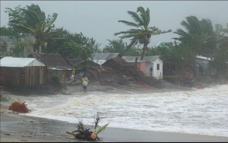 A través de redes sociales, habitantes publicaron fotografías de pueblos inundados, chozas derruidas y postes eléctricos derribados. TWITTER/@Hasinakl