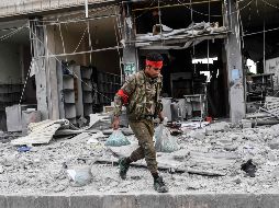 Tras la toma de la ciudad siria, militares realizan labores de limpieza de explosivos. AFP/B. Kilic