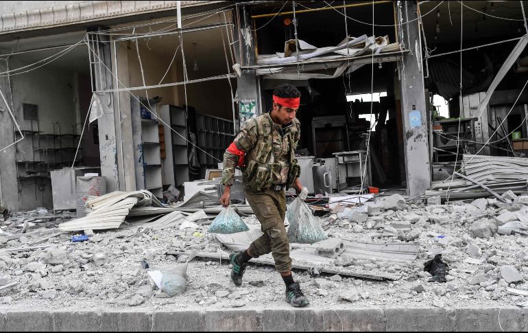 Tras la toma de la ciudad siria, militares realizan labores de limpieza de explosivos. AFP/B. Kilic