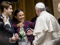 El Papa Francisco (2-d) saluda varios jóvenes durante un encuentro pre-sinodal en el Pontificio Colegio Internacional Maria Mater Ecclesiae, en Roma. EFE/F. Frustaci