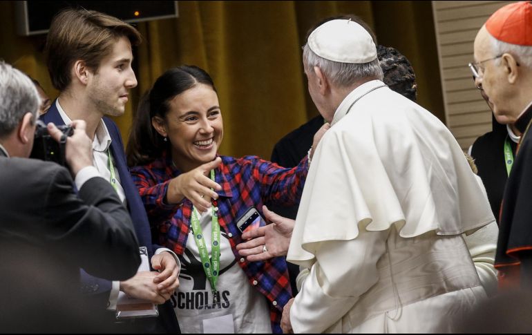 El Papa Francisco (2-d) saluda varios jóvenes durante un encuentro pre-sinodal en el Pontificio Colegio Internacional Maria Mater Ecclesiae, en Roma. EFE/F. Frustaci