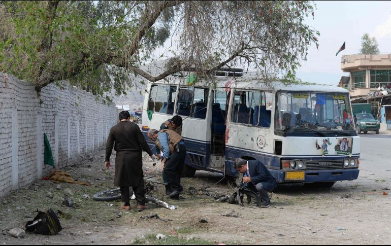 Fuerzas de seguridad registran el área donde estalló la motocicleta. AFP/N. Shirzada
