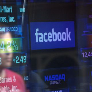 Facebook se desploma en la bolsa tras escándalo de robo de datos