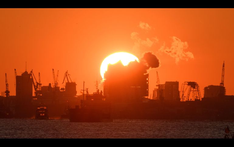 El Sol sale sobre la Filarmónica del Elba en la ciudad alemana de Hamburgo. AFP/DPA/D. Reinhardt