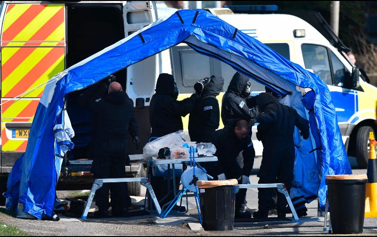 Policías con trajes especiales trabajan en una planta de cemento en Durrington, Inglaterra, en el marco del caso del ex espía ruso Sergei Skripal, quien está grave tras ser envenado con un agente nervioso aún no identificado. AFP/B. Stansall