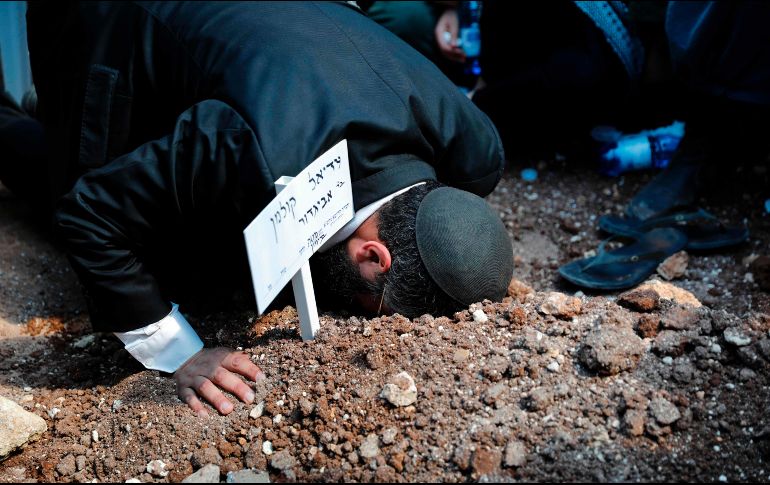 Un hombre reacciona en el funeral de Adiel Kolman en el asentamiento judío de Kokhav HaShahar, en Cisjordania. Kolman murió tras ser acuchillado ayer. AFP/M. Kahana