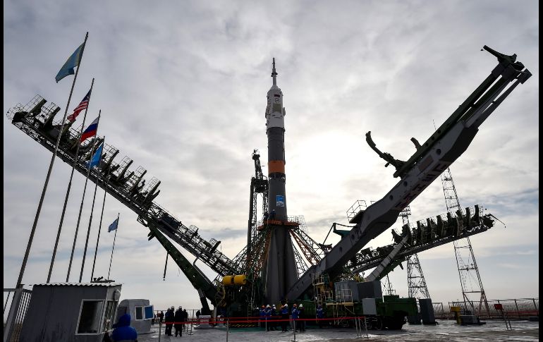 La nave  Soyuz MS-08 está montada en la plataforma de lanzamiento del cosmódromo de Baikonur, en Kazajistán, previo a su salida con tres tripulantes rumbo a la Estación Espacial Internacional el 21 de marzo. AFP/V. Oseledko