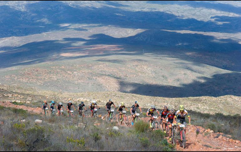 Ciclistas ascienden en la primera etapa completa de la carrera ciclista de montaña 