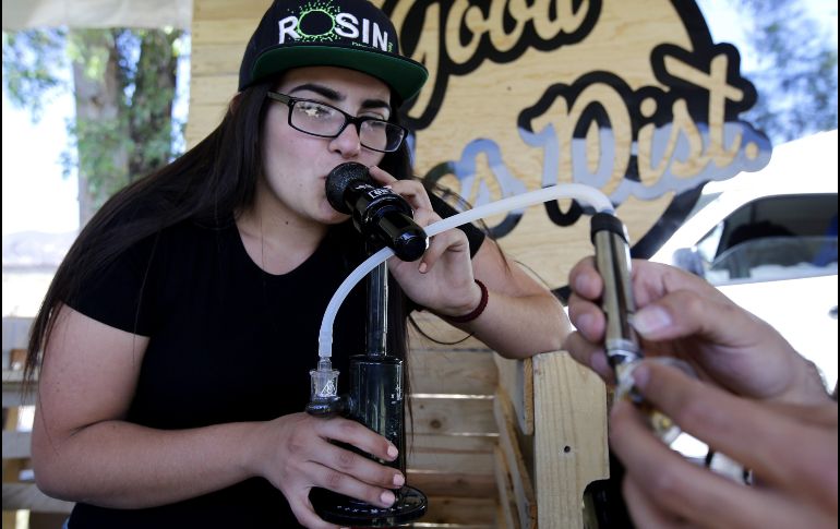 En un terreno al aire libre se instalaron unos 20 puestos que exhibían revistas con estudios del cannabis y productos para consumir la hierba. AFP/U. Ruiz