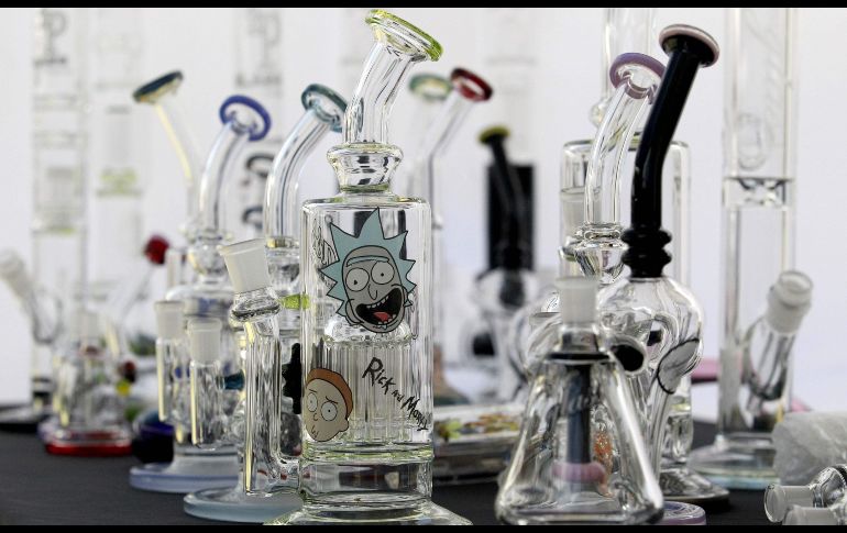 Pipas de vidrio. El año pasado, México aprobó el uso medicinal y científico de la mariguana, pero su uso recreativo continúa prohibido. AFP/U. Ruiz