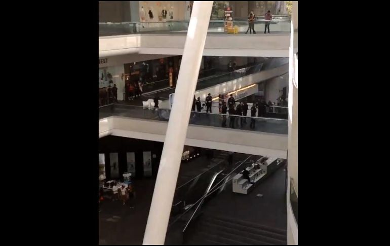 A través de Twitter, usuarios reportaron que escucharon disparos dentro del centro comercial. TWITTER / @m0ises2