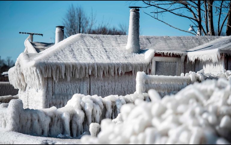 Una casa cubierta de hielo y témpanos se ve en la costa de Faxe Bay, en Dinamarca, donde se registran temperaturas de cero grados. AFO/Ritzau Scanpix/M. Claus Rasmussen
